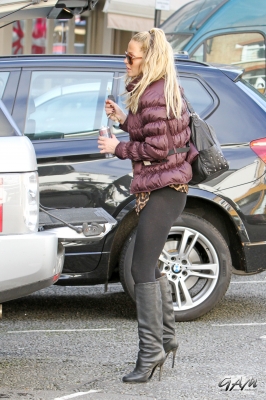 Sarah_Harding_out_in_North_London_05_10_12_283529.jpg