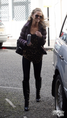 Sarah_Harding_out_in_North_London_05_10_12_28529.jpg