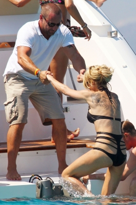 Sarah_Harding_in_a_bikini_on_a_boat_in_Ibiza_05_07_12_28129.jpg