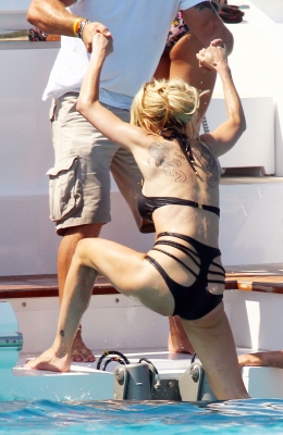 Sarah_Harding_in_a_bikini_on_a_boat_in_Ibiza_05_07_12_283329.jpg