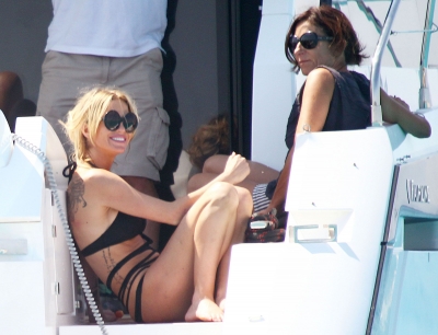 Sarah_Harding_in_a_bikini_on_a_boat_in_Ibiza_05_07_12_284929.jpg