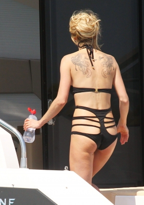 Sarah_Harding_in_a_bikini_on_a_boat_in_Ibiza_05_07_12_285029.jpg