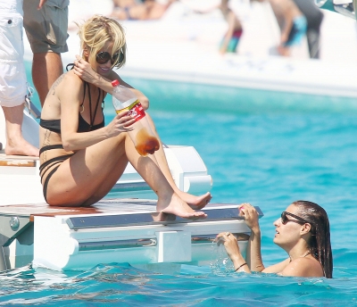 Sarah_Harding_in_a_bikini_on_a_boat_in_Ibiza_05_07_12_285429.jpg