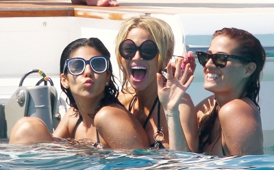Sarah_Harding_in_a_bikini_on_a_boat_in_Ibiza_05_07_12_285729.jpg
