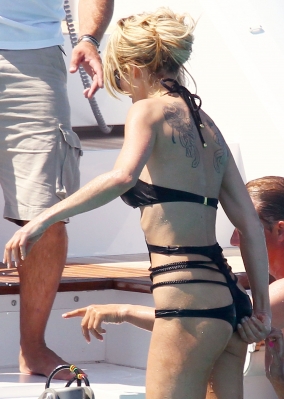Sarah_Harding_in_a_bikini_on_a_boat_in_Ibiza_05_07_12_285829.jpg
