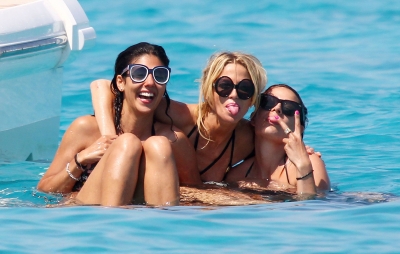 Sarah_Harding_in_a_bikini_on_a_boat_in_Ibiza_05_07_12_285929.jpg