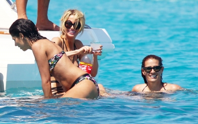 Sarah_Harding_in_a_bikini_on_a_boat_in_Ibiza_05_07_12_286029.jpg