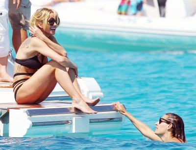 Sarah_Harding_in_a_bikini_on_a_boat_in_Ibiza_05_07_12_286129.jpg