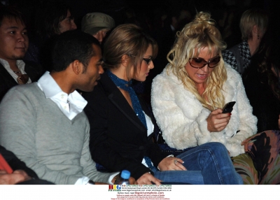Julien_McDonald_show_fashion_week_14__2006_20.jpg