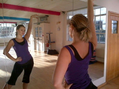 Kimberli_Uolsh_i_Nikola_Roberts_na_shou_Strictly_Come_Dancing_06_10_12_282229.jpg