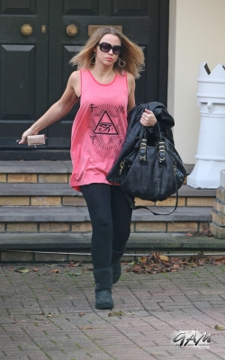 Kimberley_Walsh_seen_out_and_about_in_London_09_10_12_28229.jpg