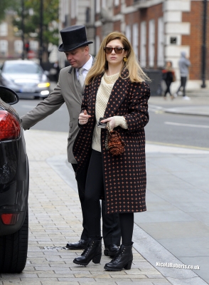 Nicola_Roberts_leaving_a_London_hotel_09_10_12_283329.jpg