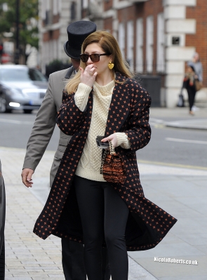 Nicola_Roberts_leaving_a_London_hotel_09_10_12_283529.jpg