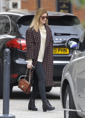 Nicola_Roberts_leaving_a_London_hotel_09_10_12_283629.jpg