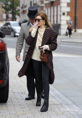 Nicola_Roberts_leaving_a_London_hotel_09_10_12_283729.jpg