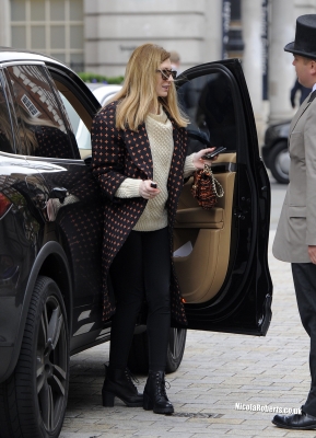 Nicola_Roberts_leaving_a_London_hotel_09_10_12_283829.jpg