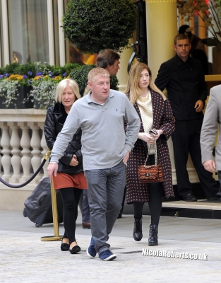 Nicola_Roberts_leaving_a_London_hotel_09_10_12_28629.jpg