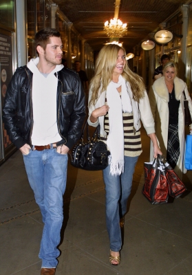 Nadine_Coyle_out_and_about_in_Covent_Garden_14_11_06_28329.jpg
