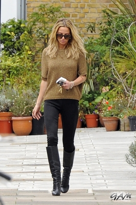 Sarah_Harding_leaving_her_managements_office_10_10_12_281129.jpg