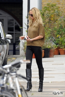 Sarah_Harding_leaving_her_managements_office_10_10_12_281229.jpg