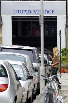 Sarah_Harding_leaving_her_managements_office_10_10_12_281329.jpg