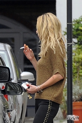 Sarah_Harding_leaving_her_managements_office_10_10_12_281429.jpg