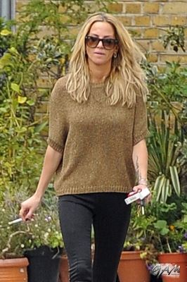 Sarah_Harding_leaving_her_managements_office_10_10_12_281529.jpg