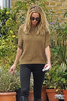 Sarah_Harding_leaving_her_managements_office_10_10_12_281629.jpg