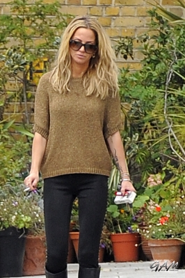 Sarah_Harding_leaving_her_managements_office_10_10_12_281729.jpg