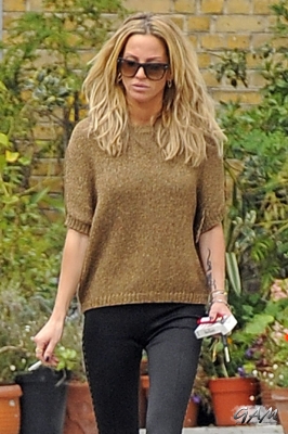 Sarah_Harding_leaving_her_managements_office_10_10_12_281829.jpg