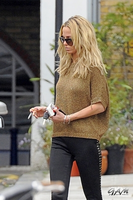 Sarah_Harding_leaving_her_managements_office_10_10_12_281929.jpg