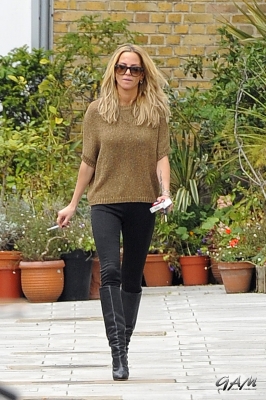 Sarah_Harding_leaving_her_managements_office_10_10_12_28229.jpg