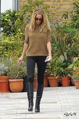 Sarah_Harding_leaving_her_managements_office_10_10_12_28329.jpg