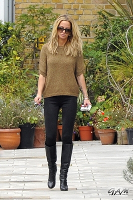 Sarah_Harding_leaving_her_managements_office_10_10_12_28529.jpg