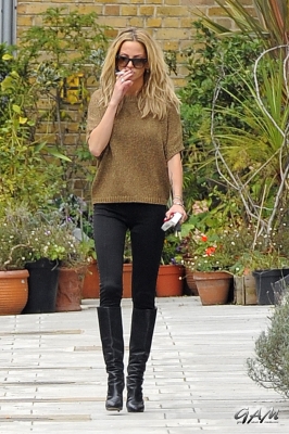 Sarah_Harding_leaving_her_managements_office_10_10_12_28729.jpg