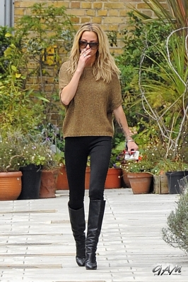 Sarah_Harding_leaving_her_managements_office_10_10_12_28829.jpg