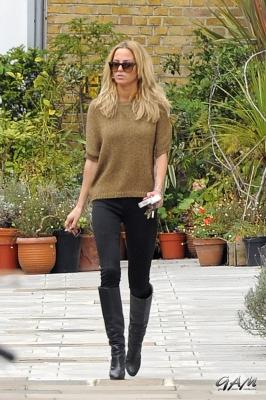 Sarah_Harding_leaving_her_managements_office_10_10_12_28929.jpg