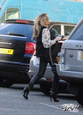 Sarah_Harding_out_and_about_in_London_12_10_12_281129.jpg