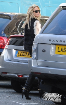 Sarah_Harding_out_and_about_in_London_12_10_12_281229.jpg