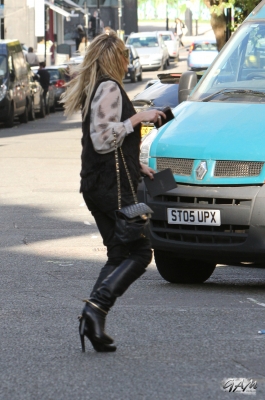 Sarah_Harding_out_and_about_in_London_12_10_12_28129.jpg