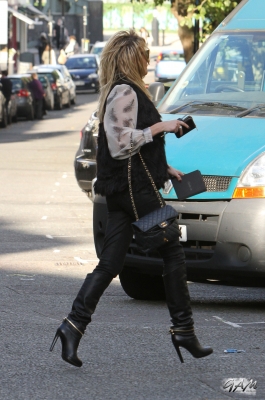 Sarah_Harding_out_and_about_in_London_12_10_12_28229.jpg