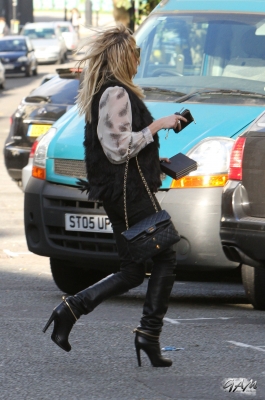 Sarah_Harding_out_and_about_in_London_12_10_12_28329.jpg