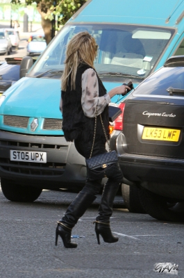 Sarah_Harding_out_and_about_in_London_12_10_12_28429.jpg