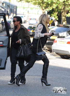 Sarah_Harding_out_and_about_in_London_12_10_12_28829.jpg