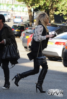 Sarah_Harding_out_and_about_in_London_12_10_12_28929.jpg