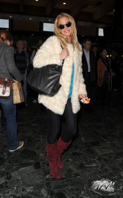 Sarah_Harding_catching_a_train_at_Euston_Station_19_10_12_28129.jpg