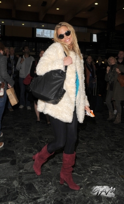 Sarah_Harding_catching_a_train_at_Euston_Station_19_10_12_28229.jpg