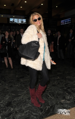 Sarah_Harding_catching_a_train_at_Euston_Station_19_10_12_28529.jpg