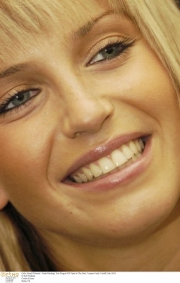 Girls_Aloud_performingbackstage_at_Party_in_the_park_Cardiff_2003_13.jpg