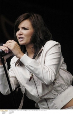 Girls_Aloud_performingbackstage_at_Party_in_the_park_Cardiff_2003_40.jpg